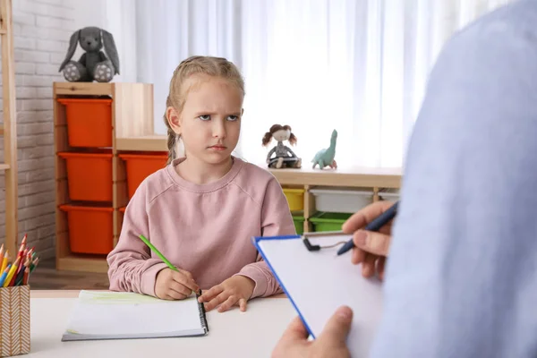 Девочка на приеме у детского психотерапевта в помещении — стоковое фото