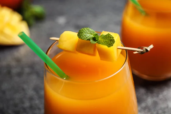 Färsk Läcker Mango Dryck Bordet Närbild — Stockfoto