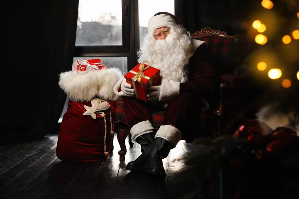 Weihnachtsmann Mit Weihnachtsgeschenken Sessel Fenster Drinnen — Stockfoto