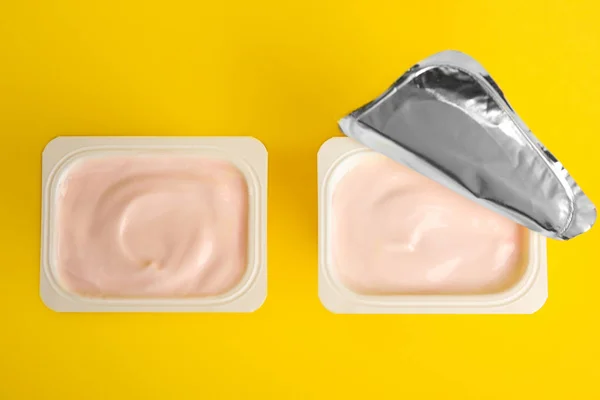 Sabroso Yogur Orgánico Sobre Fondo Amarillo Aplanado — Foto de Stock