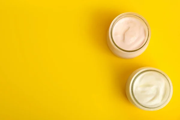 Chutný Organický Jogurt Žlutém Pozadí Plochý Ležel Mezera Pro Text — Stock fotografie