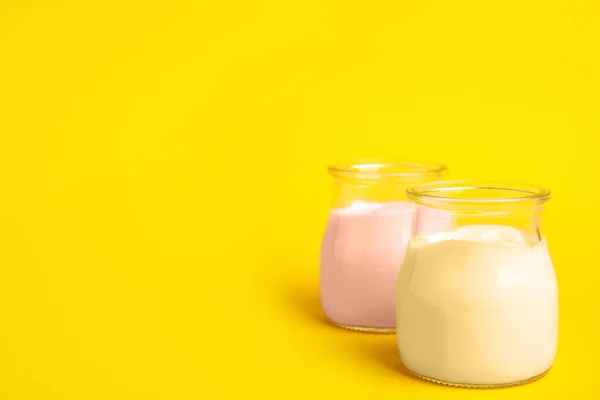 Sabroso Yogur Orgánico Sobre Fondo Amarillo Espacio Para Texto — Foto de Stock