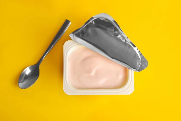 Gustoso Yogurt Biologico Sfondo Giallo Posa Piatta — Foto Stock
