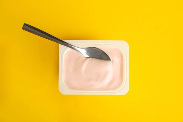 Chutný Organický Jogurt Žlutém Pozadí Pohled Shora — Stock fotografie