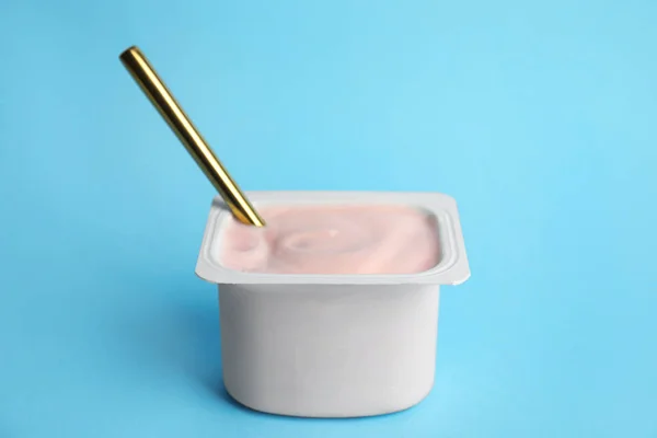 Gustoso Yogurt Biologico Con Cucchiaio Sfondo Azzurro — Foto Stock