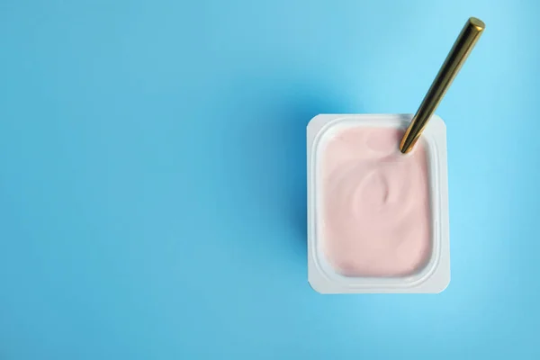 Sabroso Yogur Orgánico Sobre Fondo Azul Claro Vista Superior Espacio — Foto de Stock