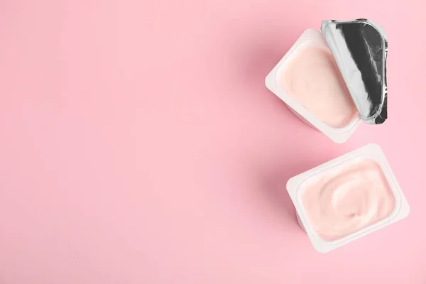 Sabroso Yogur Orgánico Sobre Fondo Rosa Puesta Plana Espacio Para — Foto de Stock