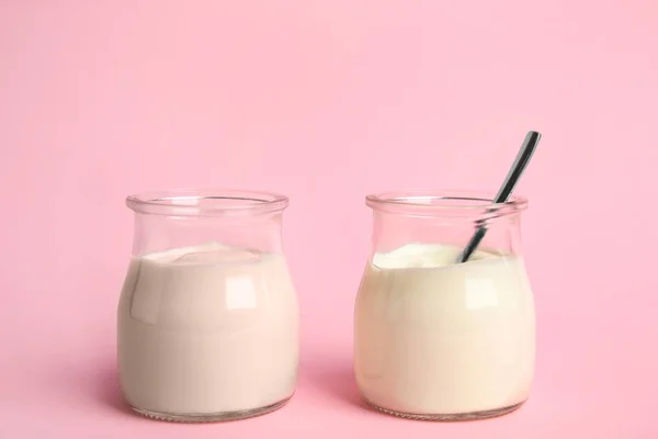 Sabroso Yogur Orgánico Frascos Vidrio Sobre Fondo Rosa —  Fotos de Stock