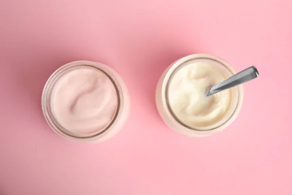 Sabroso Yogur Orgánico Sobre Fondo Rosa Plano Laico — Foto de Stock