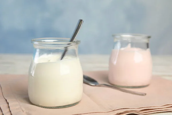 Sabroso Yogur Orgánico Sobre Tela Sobre Fondo Azul Claro Espacio —  Fotos de Stock