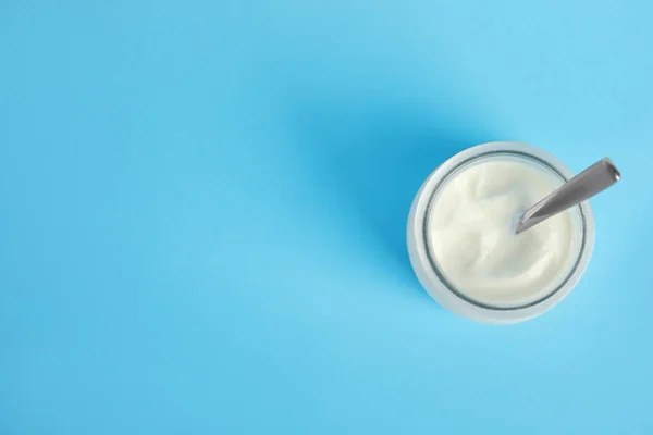 Gustoso Yogurt Biologico Sfondo Azzurro Vista Dall Alto Spazio Testo — Foto Stock