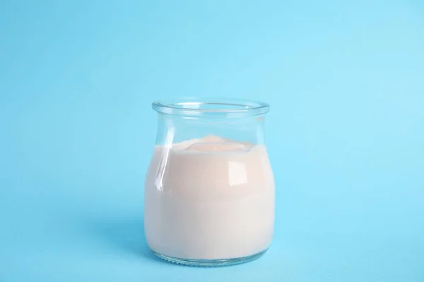 Lekkere Biologische Yoghurt Lichtblauwe Achtergrond — Stockfoto