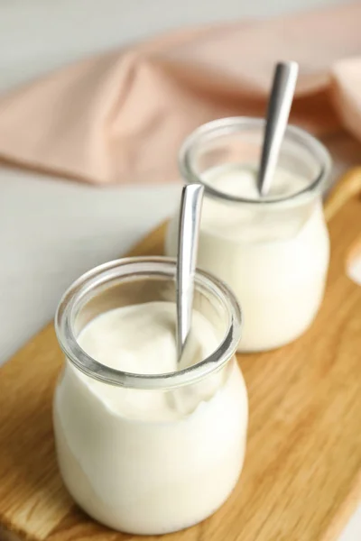 Yogurt Organik Lezat Dalam Botol Kaca Papan Kayu — Stok Foto