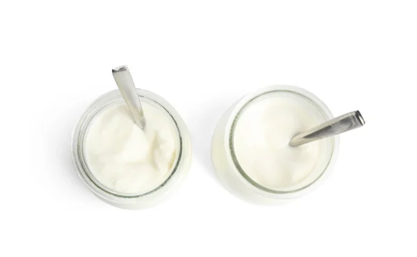 Iogurte Orgânico Saboroso Jarros Vidro Com Colheres Isoladas Branco Vista — Fotografia de Stock