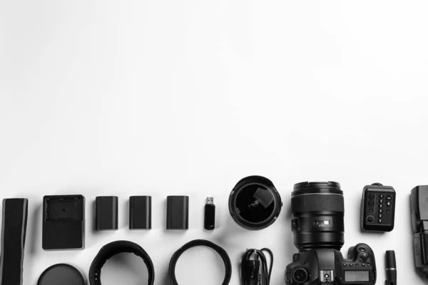 Composición con el equipo y accesorios del fotógrafo en whi —  Fotos de Stock