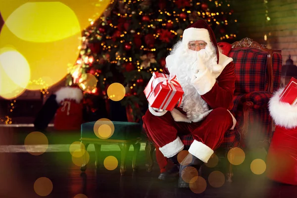 Święty Mikołaj Pudełkiem Prezentów Pobliżu Choinki Domu — Zdjęcie stockowe