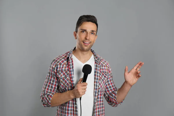 Jeune Journaliste Masculin Avec Microphone Sur Fond Gris — Photo