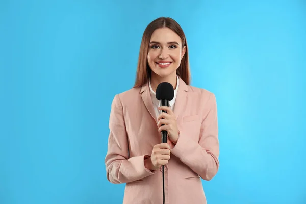 Ung Kvinnlig Journalist Med Mikrofon Blå Bakgrund — Stockfoto