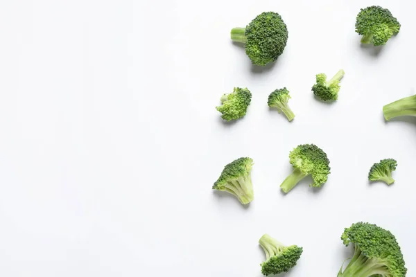 Brokoli Lezat Segar Pada Latar Belakang Putih Tampilan Atas — Stok Foto