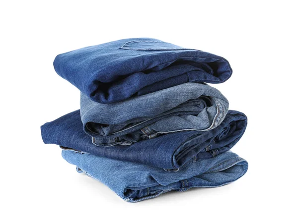Pila de diferentes jeans aislados en blanco — Foto de Stock