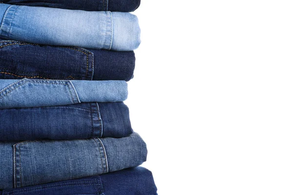 Стек різних джинсів ізольовано на білому — стокове фото