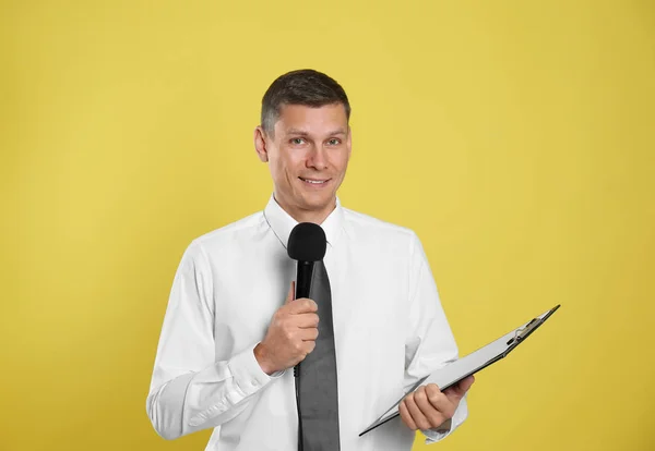 Male Journalist Microphone Clipboard Yellow Background — Stock Photo, Image