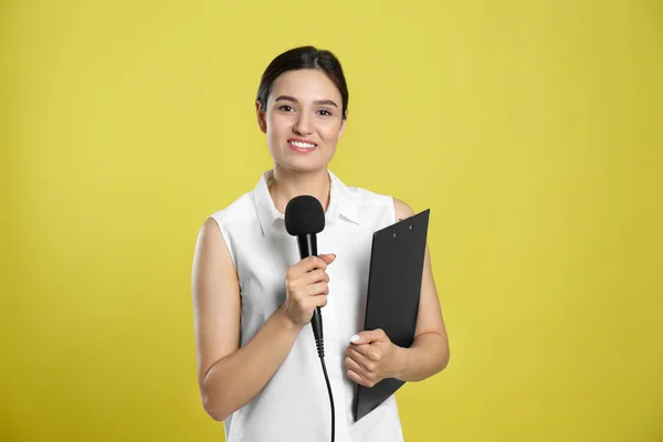 Jeune Journaliste Féminine Avec Microphone Presse Papiers Sur Fond Jaune — Photo