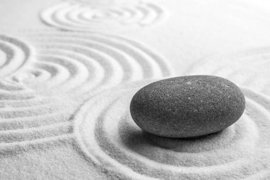 Kumda gri taş desenli, metin için boşluk. Zen, meditasyon, uyum.