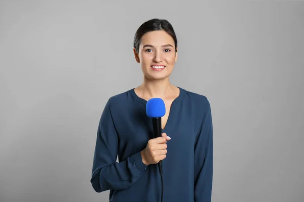 Jeune Journaliste Avec Microphone Sur Fond Gris — Photo