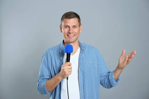 Periodista Masculino Con Micrófono Sobre Fondo Gris —  Fotos de Stock