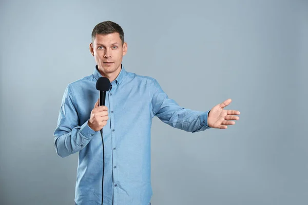 Male Journalist Microphone Grey Background — Stock Photo, Image