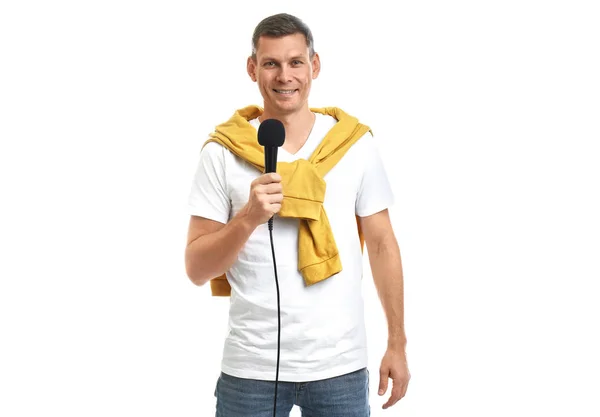 Männlicher Journalist Mit Mikrofon Auf Weißem Hintergrund — Stockfoto