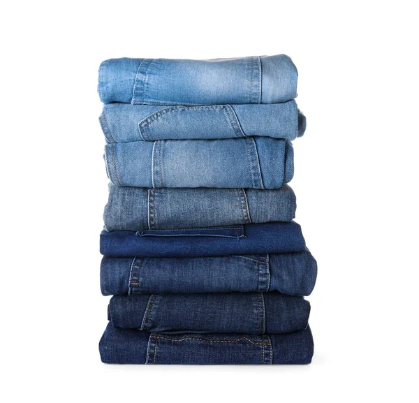 Stapel verschiedener Jeans isoliert auf weißem Grund — Stockfoto