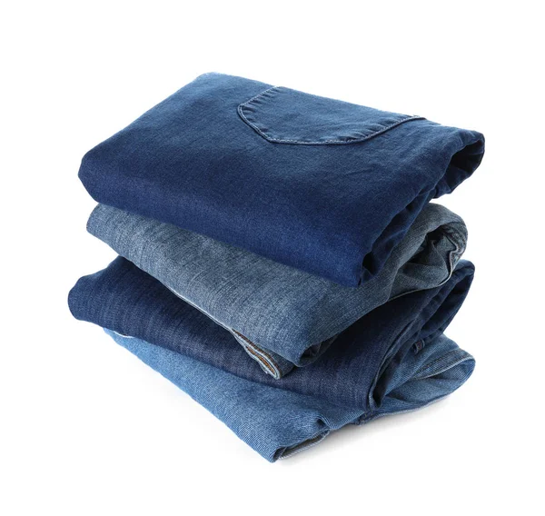 Стек различных джинсов, изолированных на белом — стоковое фото