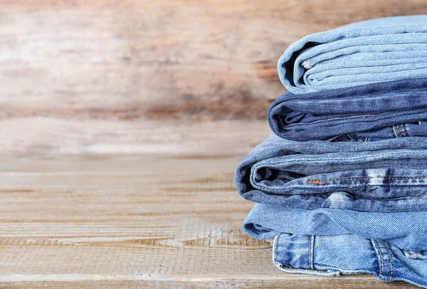 Stack Med Olika Jeans Träbord Plats För Text — Stockfoto