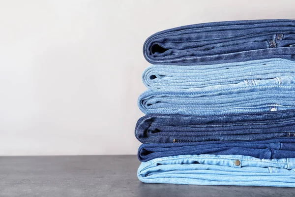 Stapel Verschillende Jeans Grijze Tafel Ruimte Voor Tekst — Stockfoto