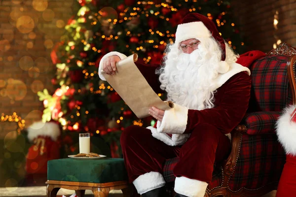 Père Noël Avec Liste Souhaits Près Arbre Noël Intérieur — Photo