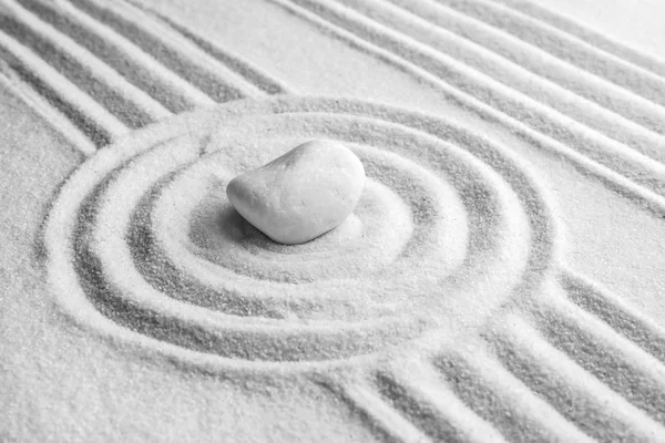 Weißer Stein Auf Sand Mit Muster Zen Meditation Harmonie — Stockfoto