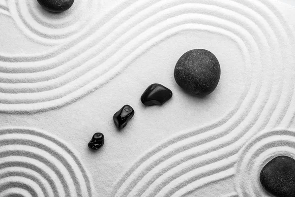 Zwarte Stenen Zand Met Patroon Bovenaanzicht Zen Meditatie Harmonie — Stockfoto
