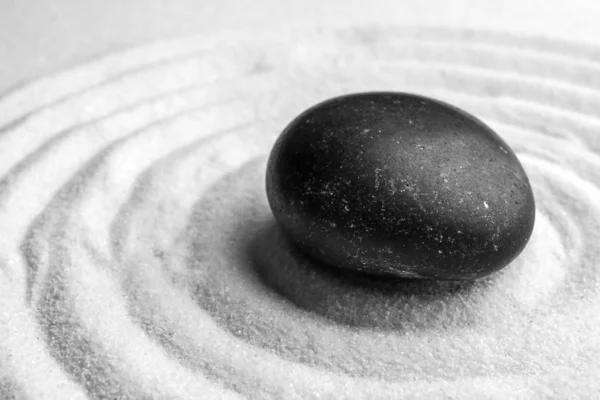 Piedra Negra Sobre Arena Con Patrón Zen Meditación Armonía — Foto de Stock