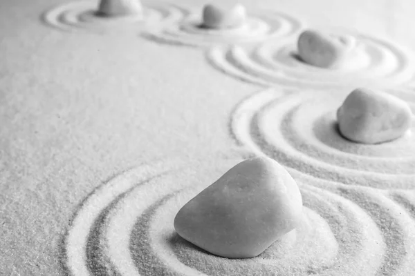 Fehér Kövek Homokon Mintával Hely Szövegnek Zen Meditáció Harmónia — Stock Fotó