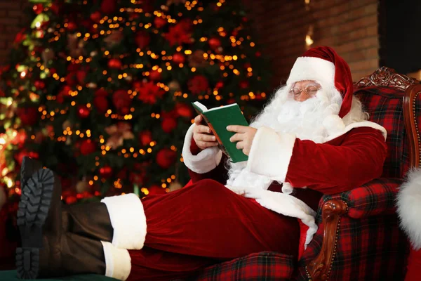 Libro Lectura Papá Noel Cerca Del Árbol Navidad Decorado Interiores —  Fotos de Stock