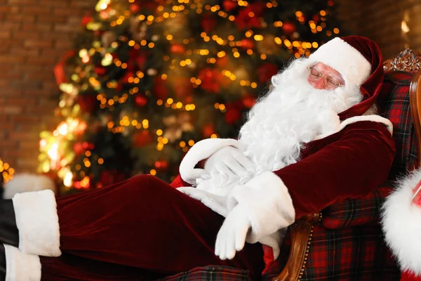 Père Noël Reposant Dans Fauteuil Près Décoré Arbre Noël Intérieur — Photo