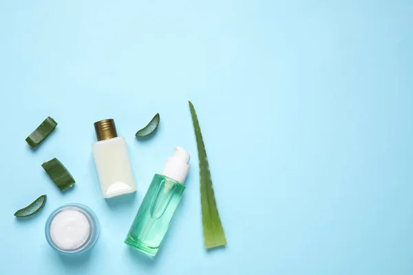 Açık Mavi Zemin Üzerinde Aloe Vera Kozmetik Ürünleri Ile Düz — Stok fotoğraf