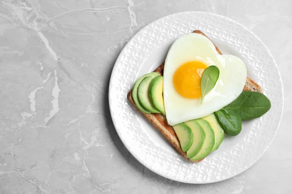 하트 모양의 튀긴 계란이든 맛있는 아침 식사,위에 있는 V — 스톡 사진