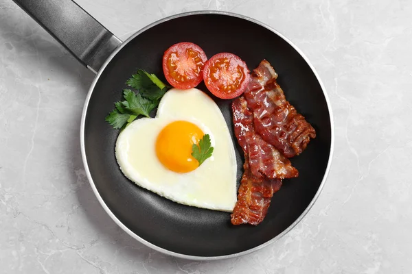 Sabroso desayuno con huevo frito en forma de corazón en la mesa gris, superior v —  Fotos de Stock