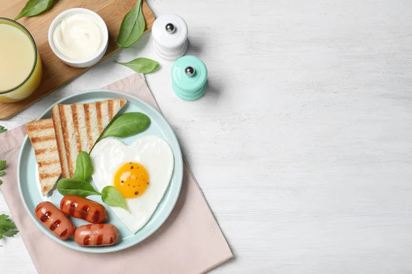 하얀 나무 위에 하트 모양의 튀긴 달걀을 곁들인 맛있는 아침 식사 — 스톡 사진