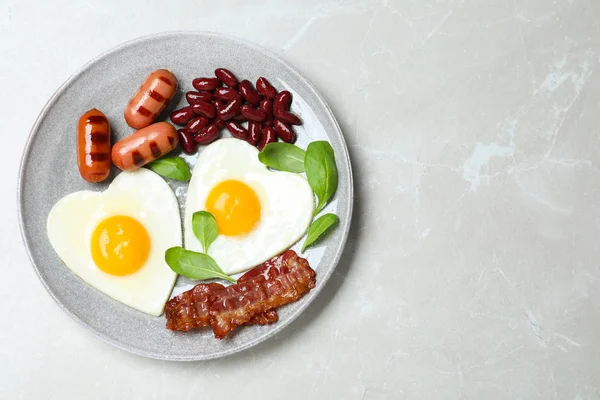 회색 T 위에 하트 모양의 튀긴 계란 과 맛있는 아침 식사 접시 — 스톡 사진