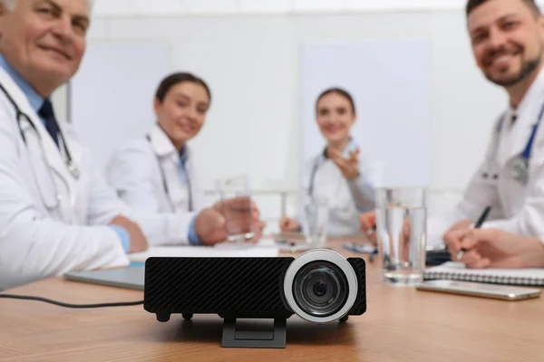 Projecteur Vidéo Sur Table Lors Une Conférence Médicale — Photo