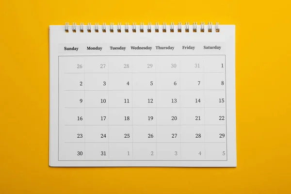 Kalendarz Papierowy Żółtym Tle Widok Góry — Zdjęcie stockowe